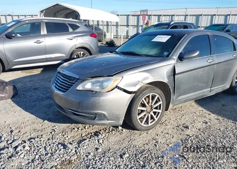 2013 Chrysler 200 Lx z USA, uszkodzony, nr VIN 1C3CCBAG0DN729186